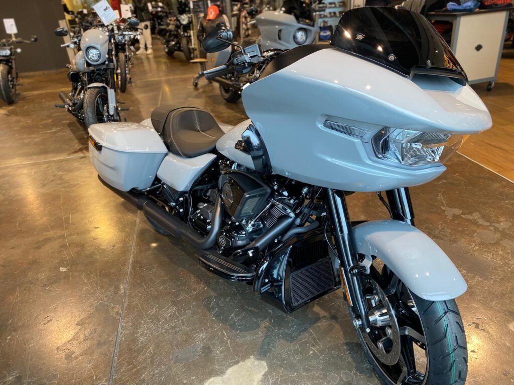 Harley-Davidson-Torino-2025-Road-Glide-Billiard-Grey1